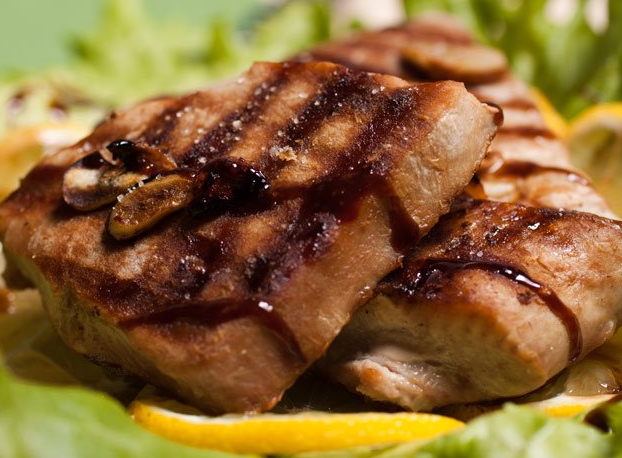 Gegrilde tonijn op salade